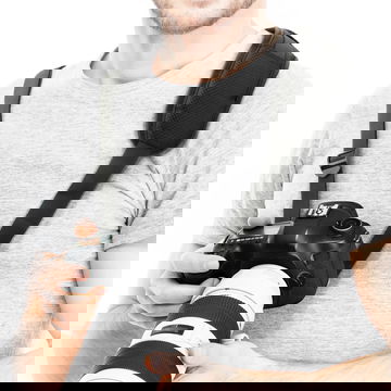 Säker och trygg kamerarem med snabb frigöring så att du alltid är redo för en ny bild - passar kameror med 1/4" skruv/gänga men har även karbinhake för alla olika kameramodeller